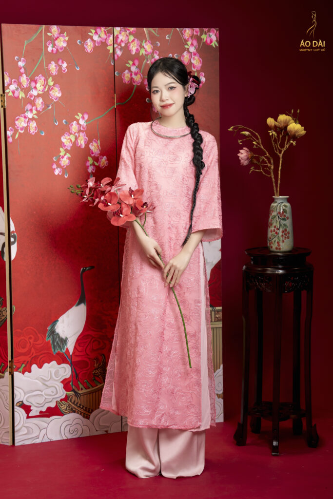 Áo dài cách tân Nguyệt Sa Hồng MARYMY chất liệu dệt kim ánh nhũ, dệt nổi họa tiết hoa hồng kim ánh nhũ Áo dài cách tân Nguyệt Sa Hồng MARYMY chất liệu dệt kim ánh nhũ, dệt nổi họa tiết hoa hồng kim ánh nhũ
