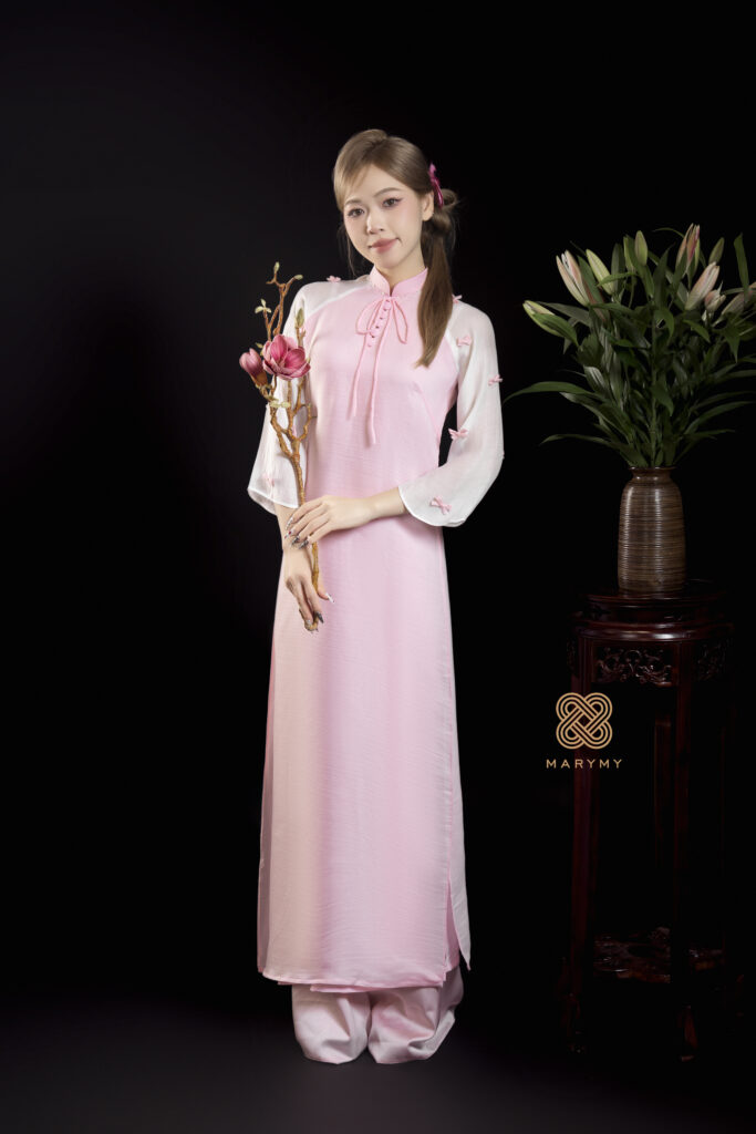 Áo dài cách tân Tịnh Xuân MARYMY chất liệu tơ organza mềm, thiết kế cổ tàu điểm nhấn nơ và cúc Áo dài cách tân Tịnh Xuân MARYMY chất liệu tơ organza mềm, thiết kế cổ tàu điểm nhấn nơ và cúc