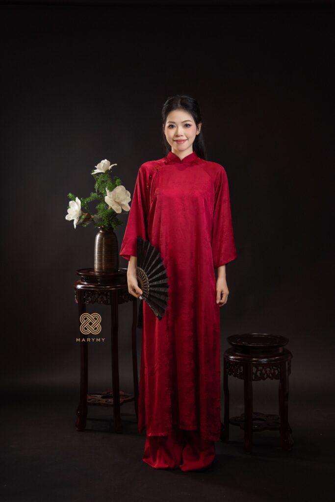 Áo dài cách tân Huyền Vũ MARYMY màu đỏ chất liệu gấm lụa cao cấp đính kết pha lê Áo dài cách tân Huyền Vũ MARYMY màu đỏ chất liệu gấm lụa cao cấp đính kết pha lê