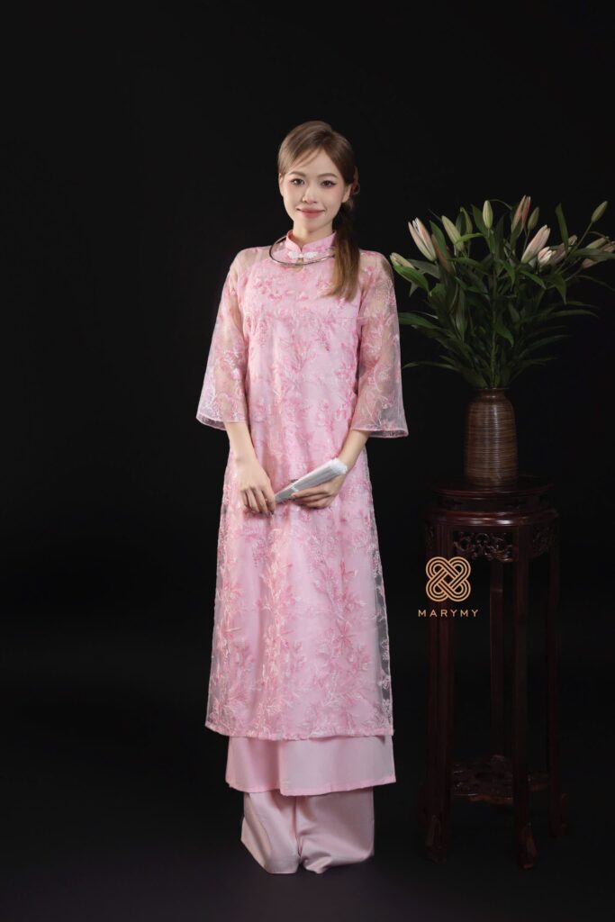 Áo dài cách tân Nguyệt Anh Hồng MARYMY chất liệu tơ mềm họa tiết dệt hoa nổi Áo dài cách tân Nguyệt Anh Hồng MARYMY chất liệu tơ mềm họa tiết dệt hoa nổi