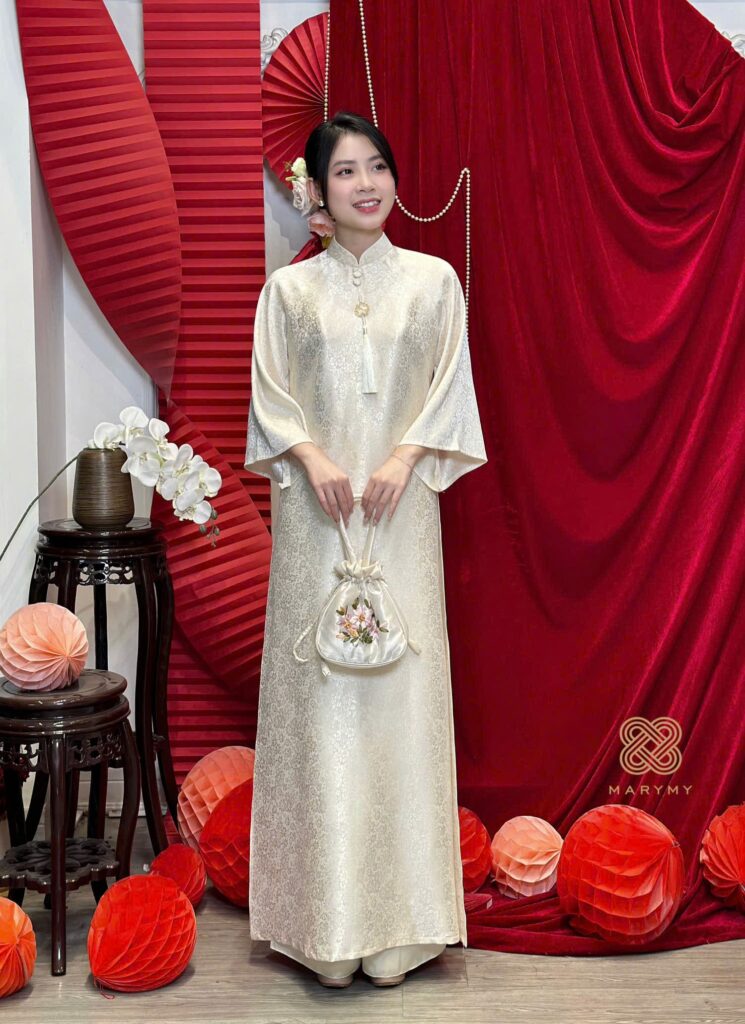 Áo dài cách tân Nhã Thi Kem MARYMY chất liệu lụa cao cấp đính charm trước ngực Áo dài cách tân Nhã Thi Kem MARYMY chất liệu lụa cao cấp đính charm trước ngực