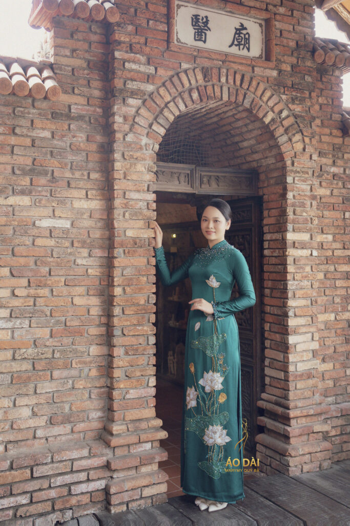 Áo Dài Mẹ Thanh Liên Đài MARYMY Thiết Kế Hoa Sen Kết Hợp Đính Kết Cách Điệu Trước Cổ Sang Trọng