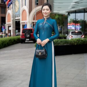 Áo dài mẹ sui Diệp Quang Lụa Hàn Châu Đính Kết Kim Sa Cổ Trụ Cách Điệu