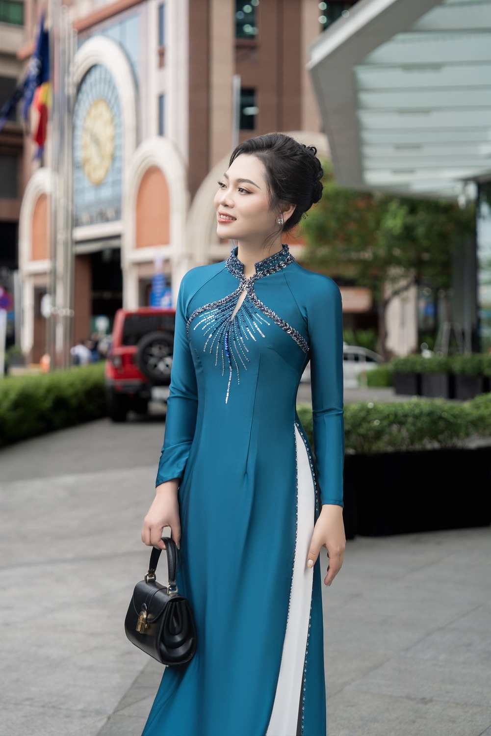 Áo dài mẹ sui Diệp Quang Lụa Hàn Châu Đính Kết Kim Sa Cổ Trụ Cách Điệu