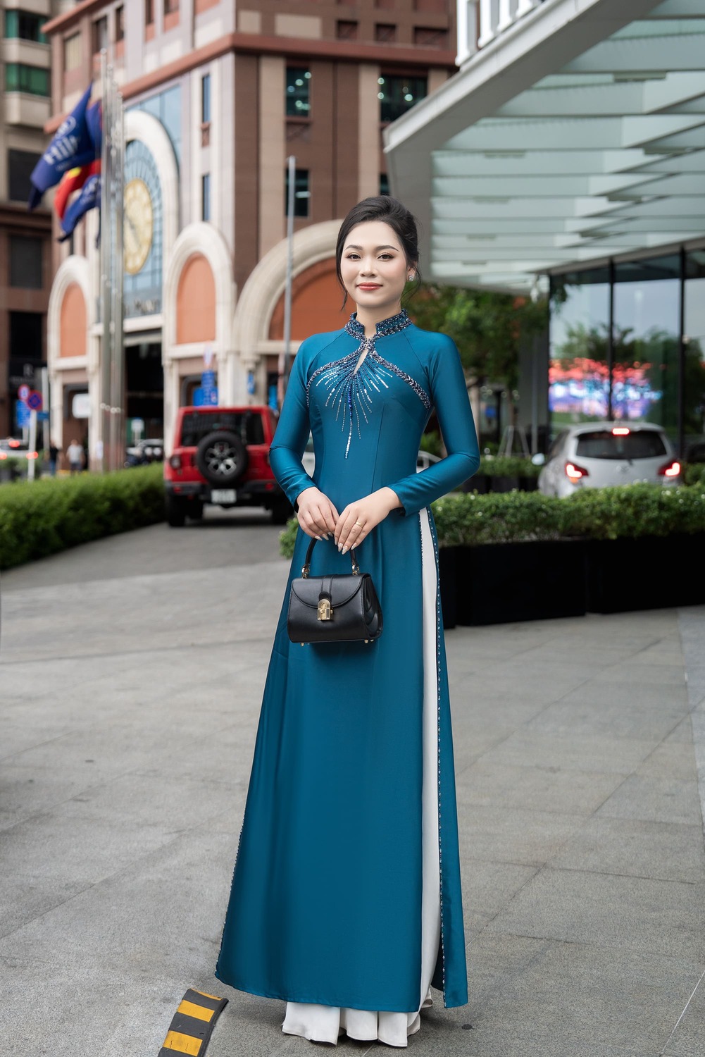 Áo dài mẹ sui Diệp Quang Lụa Hàn Châu Đính Kết Kim Sa Cổ Trụ Cách Điệu